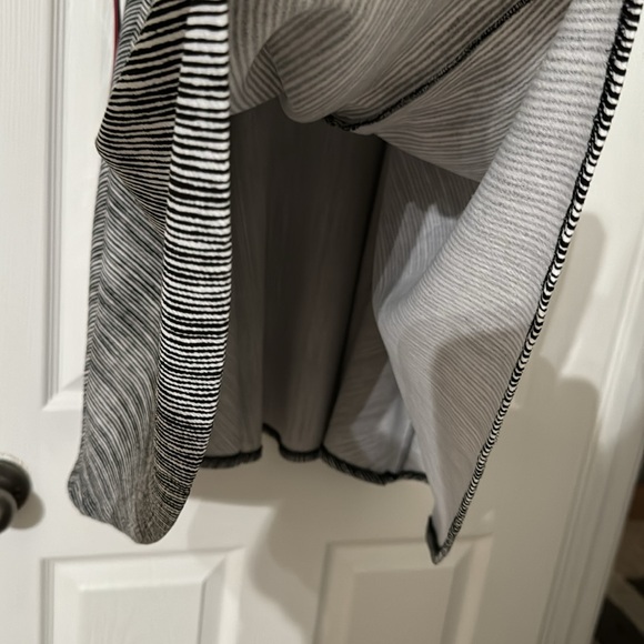 Cute flared A-line black and white dress with hot pink patent leather belt - Picture 5 of 10